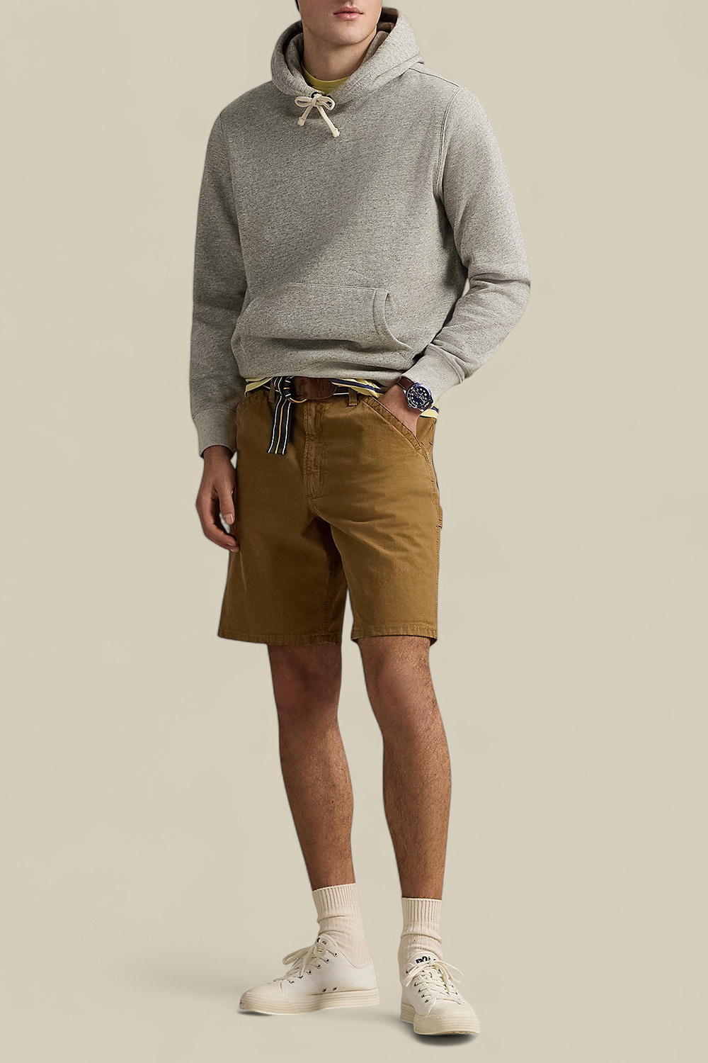 תמונת כל הלוק של מכנסיים קצרים